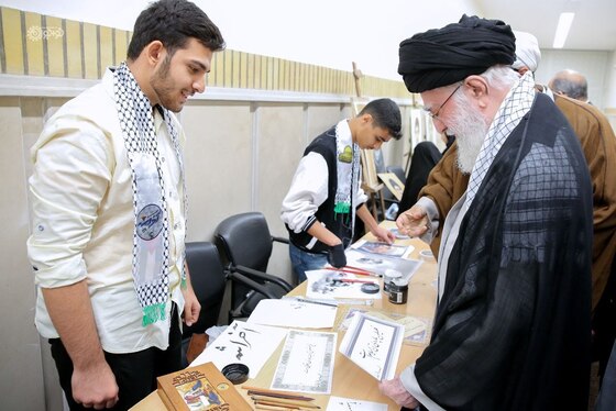 بازدید رهبر معظم انقلاب از نمایشگاه آثار هنرمندان نوجوان + عکس