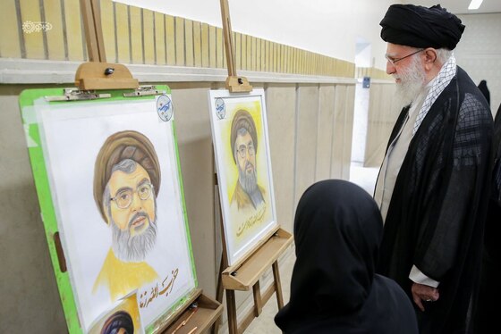 بازدید رهبر معظم انقلاب از نمایشگاه آثار هنرمندان نوجوان + عکس