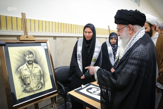 بازدید رهبر معظم انقلاب از نمایشگاه آثار هنرمندان نوجوان + عکس