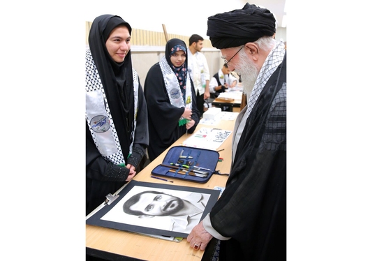 بازدید رهبر معظم انقلاب از نمایشگاه آثار هنرمندان نوجوان + عکس