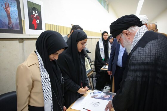 بازدید رهبر معظم انقلاب از نمایشگاه آثار هنرمندان نوجوان + عکس