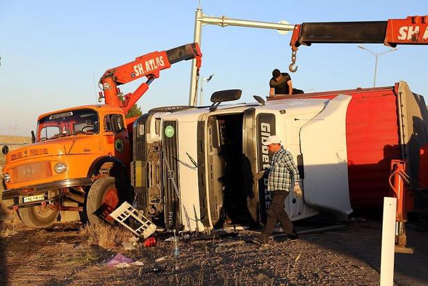 واژگونی تریلی بر روی خودروی هایما در مشهد+عکس