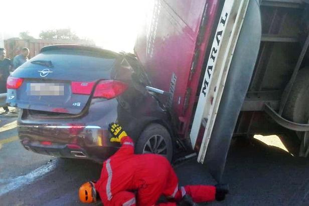 واژگونی تریلی بر روی خودروی هایما در مشهد+عکس