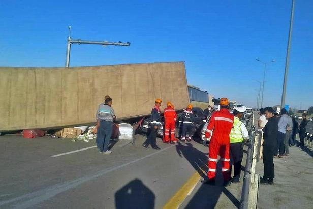 واژگونی تریلی بر روی خودروی هایما در مشهد+عکس