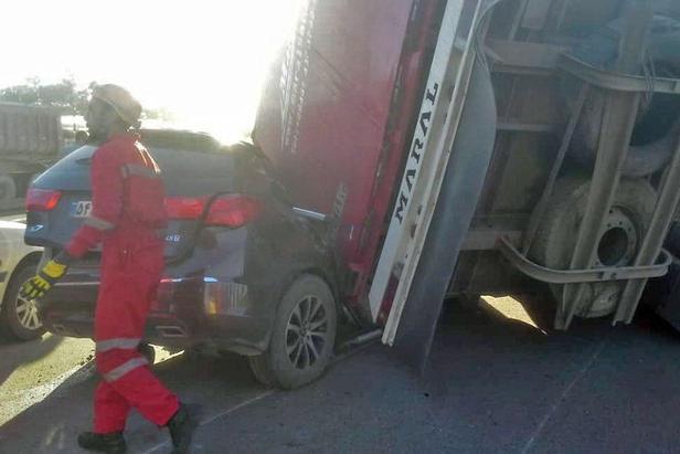 واژگونی تریلی بر روی خودروی هایما در مشهد+عکس