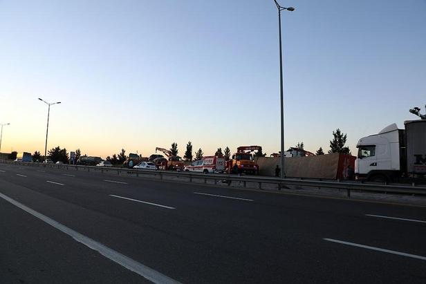 واژگونی تریلی بر روی خودروی هایما در مشهد+عکس