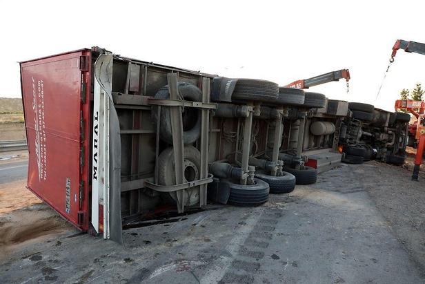 واژگونی تریلی بر روی خودروی هایما در مشهد+عکس