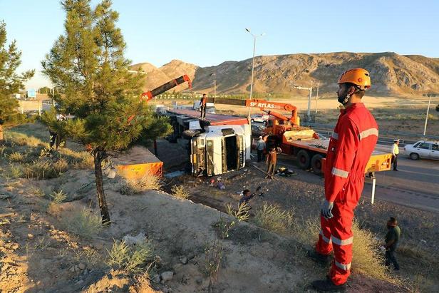 واژگونی تریلی بر روی خودروی هایما در مشهد+عکس