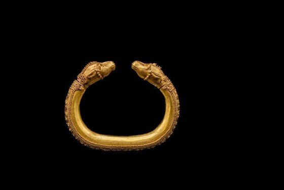 «حلقه قدرت»
حلقه طلایی قدرت که کشف آن از یک تابوت مفرغی در خوزستان، باستان‌شناسان را شگفت‌زده کرد.