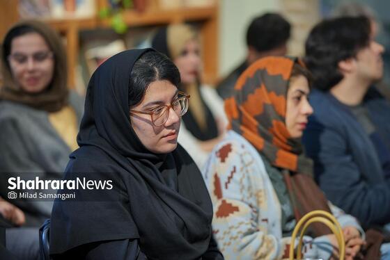 گزارش تصویری | نقد و بررسی کتاب «ناخن کشیدن روی صورت شفیع‌الدین» در کافه کتاب آفتاب مشهد