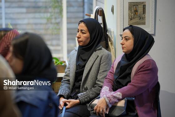 گزارش تصویری | نقد و بررسی کتاب «ناخن کشیدن روی صورت شفیع‌الدین» در کافه کتاب آفتاب مشهد