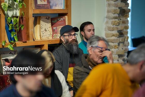 گزارش تصویری | نقد و بررسی کتاب «ناخن کشیدن روی صورت شفیع‌الدین» در کافه کتاب آفتاب مشهد