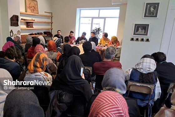 گزارش تصویری | نقد و بررسی کتاب «ناخن کشیدن روی صورت شفیع‌الدین» در کافه کتاب آفتاب مشهد