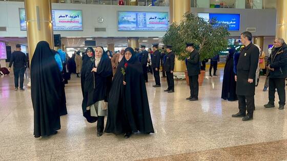 فرودگاه مشهد، میزبان ۱۱۰ بانوی نخبه در پروازی با کادر و خلبان زن | پرواز «ایران بانو» به مشهد آمد (۲ دی ۱۴۰۳) + عکس و فیلم