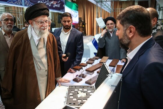 گزارش تصویری | بازدید رهبر معظم انقلاب اسلامی از نمایشگاه رویداد ملی «پیشگامان پیشرفت» (۲ بهمن ۱۴۰۳)