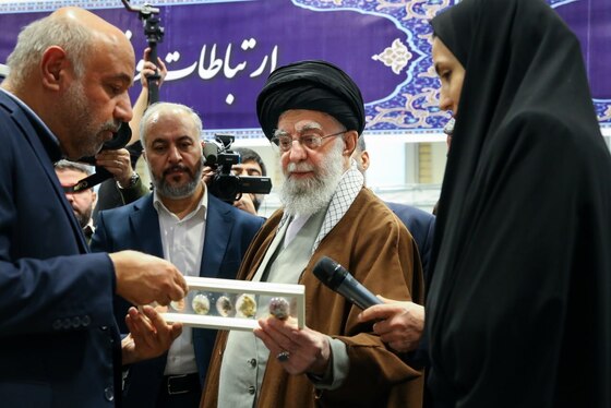 گزارش تصویری | بازدید رهبر معظم انقلاب اسلامی از نمایشگاه رویداد ملی «پیشگامان پیشرفت» (۲ بهمن ۱۴۰۳)