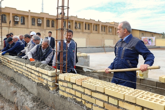 گزارش تصویری | بنایی مسعود پزشکیان رئیس جمهوری در «نهضت ملی خشت گذاری»