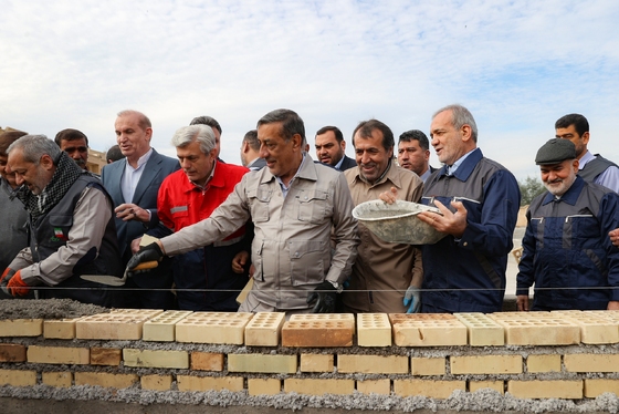 گزارش تصویری | بنایی مسعود پزشکیان رئیس جمهوری در «نهضت ملی خشت گذاری»
