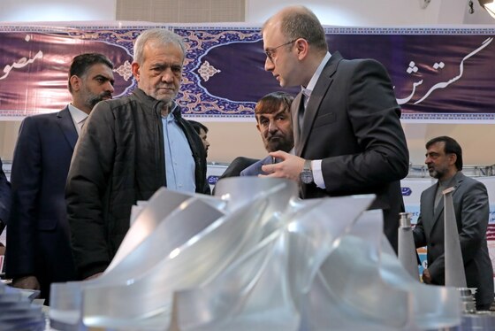 بازدید رئیس‌جمهور از نمایشگاه «پیشگامان پیشرفت» + عکس (۶ بهمن ۱۴۰۳)