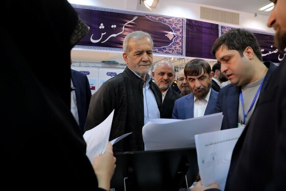 بازدید رئیس‌جمهور از نمایشگاه «پیشگامان پیشرفت» + عکس (۶ بهمن ۱۴۰۳)