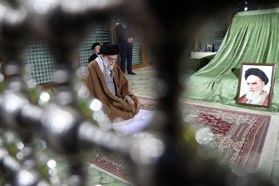 حضور رهبر معظم انقلاب در مرقد مطهر امام خمینی (ره) و گلزار شهدای بهشت زهرا (س) در آستانه دهه فجر (۱۱ بهمن ۱۴۰۳) + عکس و فیلم