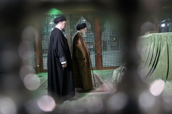 حضور رهبر معظم انقلاب در مرقد مطهر امام خمینی (ره) و گلزار شهدای بهشت زهرا (س) در آستانه دهه فجر (۱۱ بهمن ۱۴۰۳) + عکس و فیلم