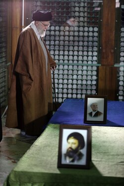 حضور رهبر معظم انقلاب در مرقد مطهر امام خمینی (ره) و گلزار شهدای بهشت زهرا (س) در آستانه دهه فجر (۱۱ بهمن ۱۴۰۳) + عکس و فیلم