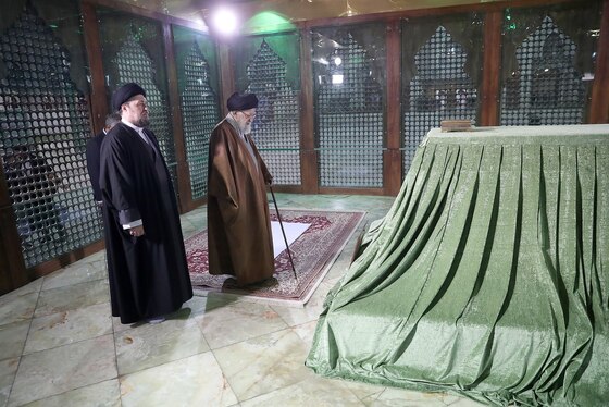 گزارش تصویری | حضور رهبر معظم انقلاب در مرقد مطهر بنیان‌گذار کبیر جمهوری اسلامی ایران و مزار شهدای نظام و دفاع مقدس (۱۱ بهمن ۱۴۰۳)