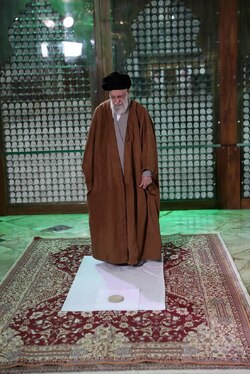 گزارش تصویری | حضور رهبر معظم انقلاب در مرقد مطهر بنیان‌گذار کبیر جمهوری اسلامی ایران و مزار شهدای نظام و دفاع مقدس (۱۱ بهمن ۱۴۰۳)