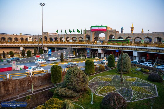 عکس| اهتراز پرچم ایران اسلامی در ورودی‌های حرم مطهر رضوی در آستانه دهه فجر (۱۱ بهمن ۱۴۰۳)