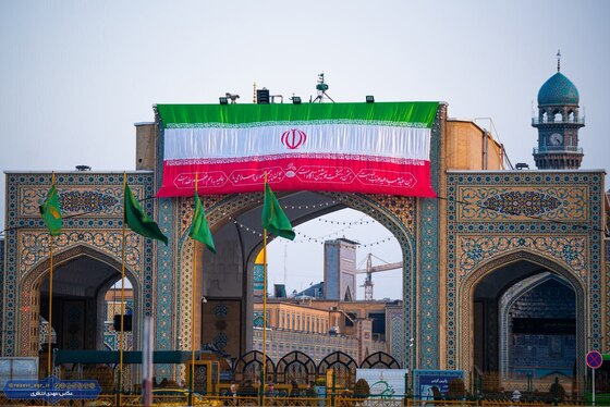 عکس| اهتراز پرچم ایران اسلامی در ورودی‌های حرم مطهر رضوی در آستانه دهه فجر (۱۱ بهمن ۱۴۰۳)
