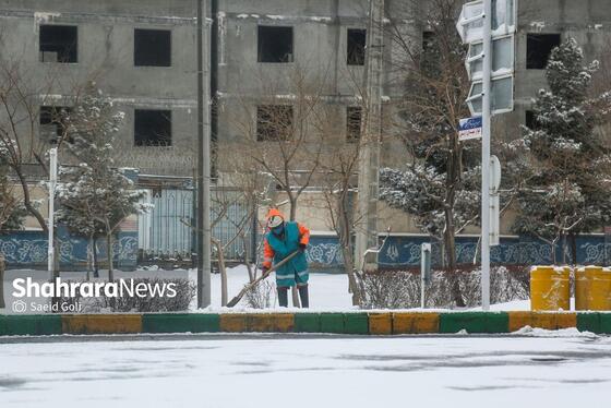 گزارش تصویری | خدمات دهی نیروهای شهرداری مشهد در روزهای برفی