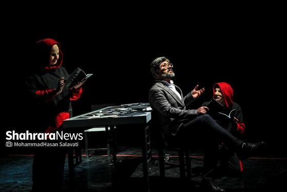 گزارش تصویری | نمایش «مردی مقابل فرزندانش»