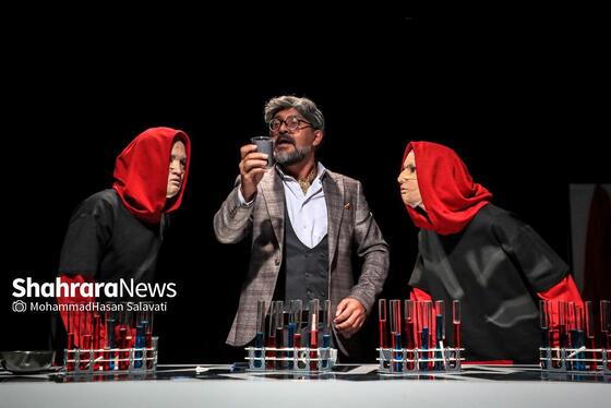 گزارش تصویری | نمایش «مردی مقابل فرزندانش»