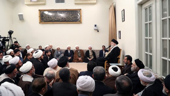 رهبر معظم انقلاب در دیدار دست‌اندرکاران همایش بین‌المللی تسنیم: حوزه علمیه وام‌دار آیت‌الله جوادی آملی است | تفسیر تسنیم کاری بزرگ و از افتخارات شیعه و حوزه است + فیلم و تصاویر