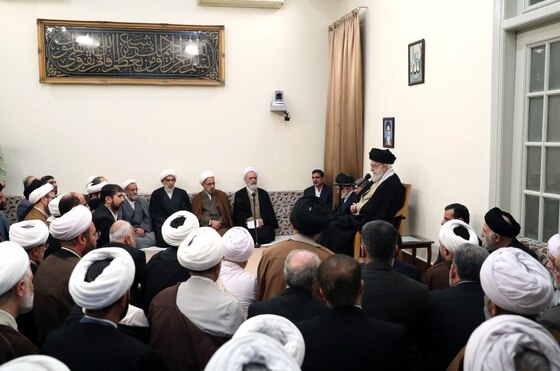 رهبر معظم انقلاب در دیدار دست‌اندرکاران همایش بین‌المللی تسنیم: حوزه علمیه وام‌دار آیت‌الله جوادی آملی است | تفسیر تسنیم کاری بزرگ و از افتخارات شیعه و حوزه است + فیلم و تصاویر