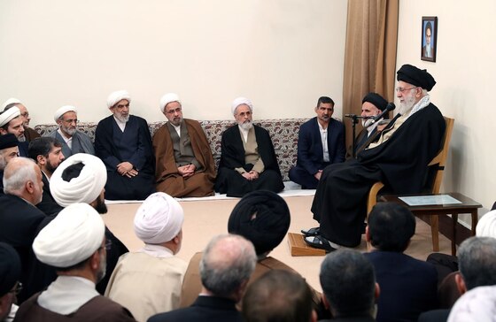 رهبر معظم انقلاب در دیدار دست‌اندرکاران همایش بین‌المللی تسنیم: حوزه علمیه وام‌دار آیت‌الله جوادی آملی است | تفسیر تسنیم کاری بزرگ و از افتخارات شیعه و حوزه است + فیلم و تصاویر