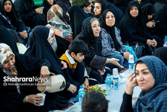گزارش تصویری | بزرگ‌ترین سفره افطار جهان اسلام در جوار حرم مطهر امام‌رضا(ع)