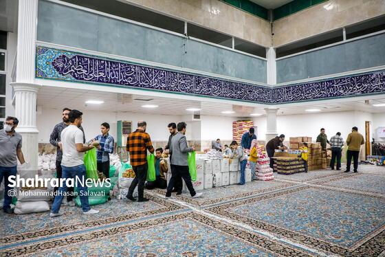 گزارش تصویری | تهیه ۱۰۰۰ بسته معیشتی برای ۱۰۰۰ خانواده نیازمند مشهدی