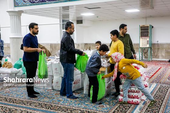 گزارش تصویری | تهیه ۱۰۰۰ بسته معیشتی برای ۱۰۰۰ خانواده نیازمند مشهدی