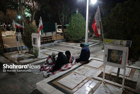 گزارش تصویری | مراسم احیای سومین شب قدر در جوار گلزارشهدای بهشت‌رضا(ع) (۳ فروردین ۱۴۰۴)