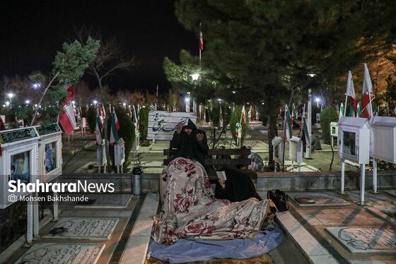 گزارش تصویری | مراسم احیای سومین شب قدر در جوار گلزارشهدای بهشت‌رضا(ع) (۳ فروردین ۱۴۰۴)