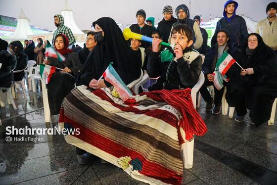 گزارش تصویری|پخش زنده و ۳۶۰ درجه مسابقه فوتبال ایران و ازبکستان در میدان شهدای مشهد