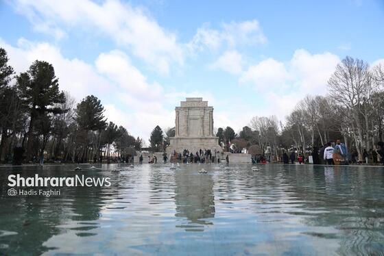 گزارش تصویری | گردشگران نوروزی در آرامگاه فردوسی