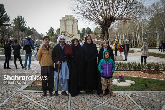 گزارش تصویری | گردشگران نوروزی در آرامگاه فردوسی