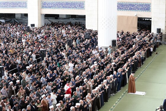رهبر انقلاب در خطبه های نماز عید فطر: ماه رمضان یک پدیده توحیدی است| پاسخ ایران به هر شرارتی ضربه متقابل و محکم است+ فیلم