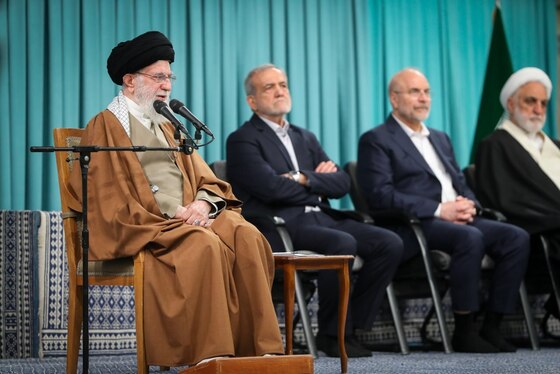 رهبر معظم انقلاب: اتحاد دنیای اسلام، تنها راه ایستادگی در مقابل باج‌طلبی قدرت‌های بزرگ است