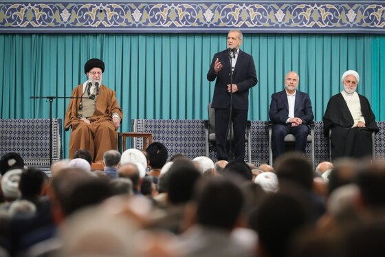 رهبر معظم انقلاب: اتحاد دنیای اسلام، تنها راه ایستادگی در مقابل باج‌طلبی قدرت‌های بزرگ است