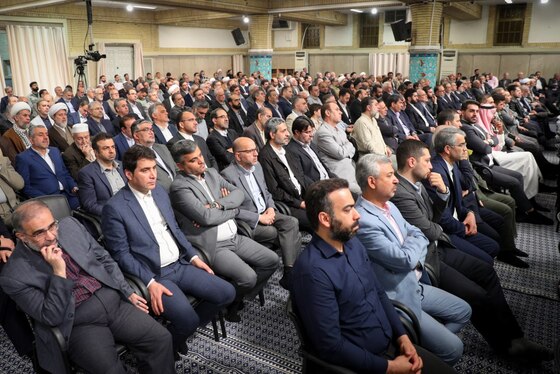 رهبر معظم انقلاب: اتحاد دنیای اسلام، تنها راه ایستادگی در مقابل باج‌طلبی قدرت‌های بزرگ است