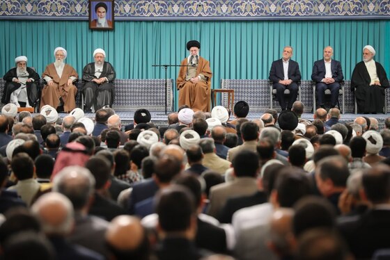 رهبر معظم انقلاب: اتحاد دنیای اسلام، تنها راه ایستادگی در مقابل باج‌طلبی قدرت‌های بزرگ است